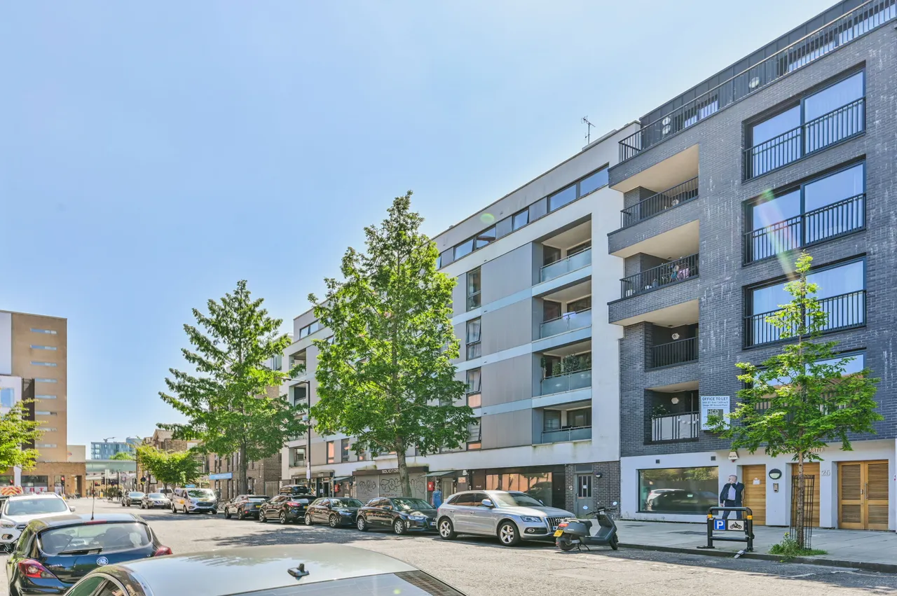 3 bed flat to rent — 45 Gosse Court, 19 Downham Road, London