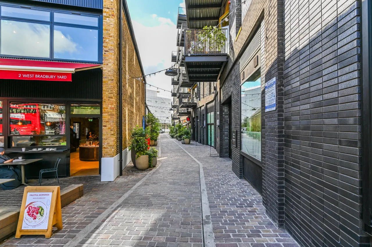 Brentford, TW8, photo 23
