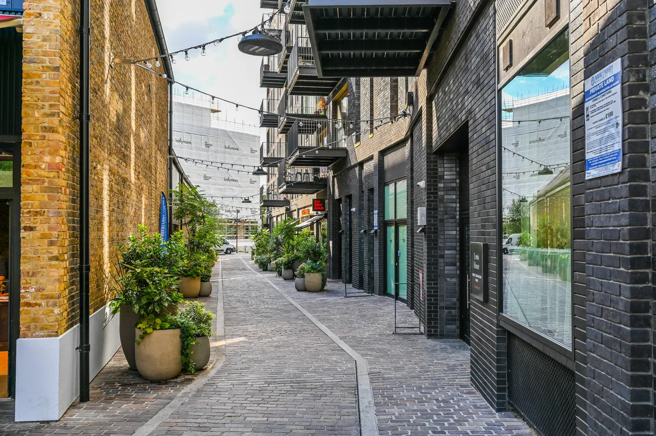 Brentford, TW8, photo 27