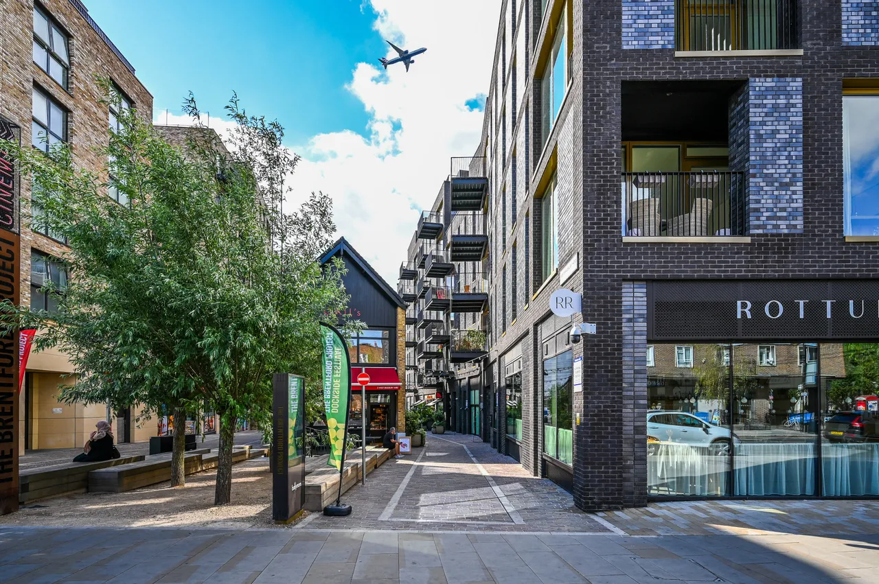 Brentford, TW8, photo 24