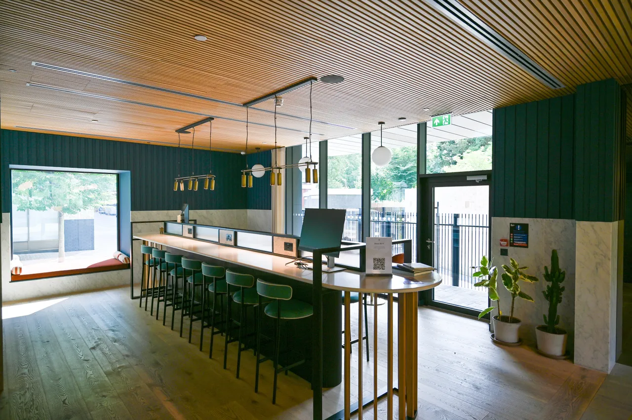 Brentford, TW8, photo 16