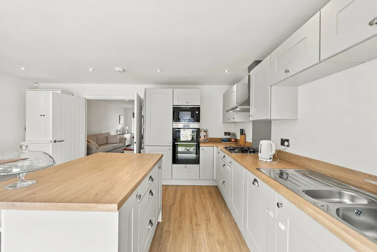 Hurstfield Road, Ellenbrook, M28, photo 6