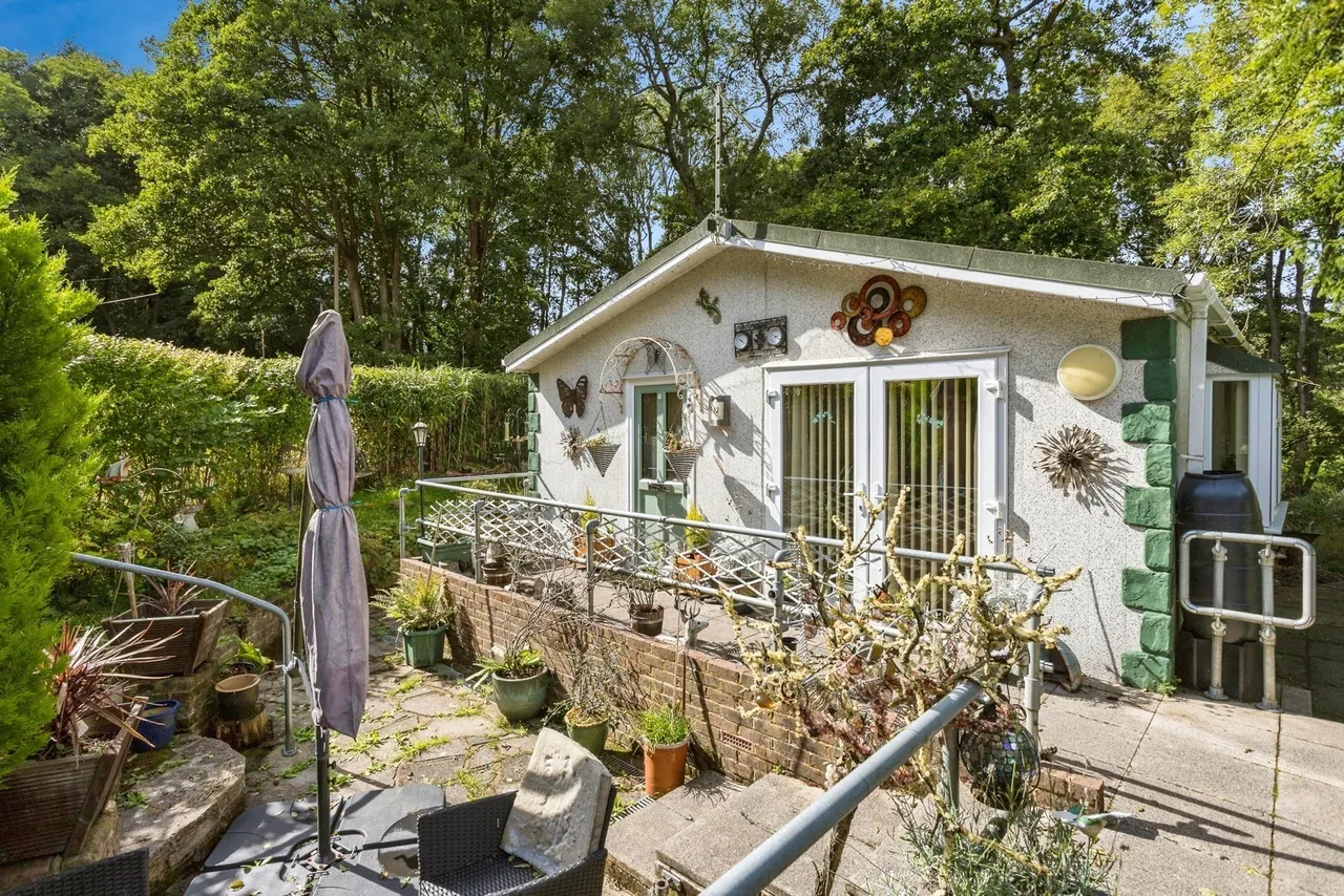 2 bed mobile home for sale, Linnett Close, Turners Hill Park, RH10