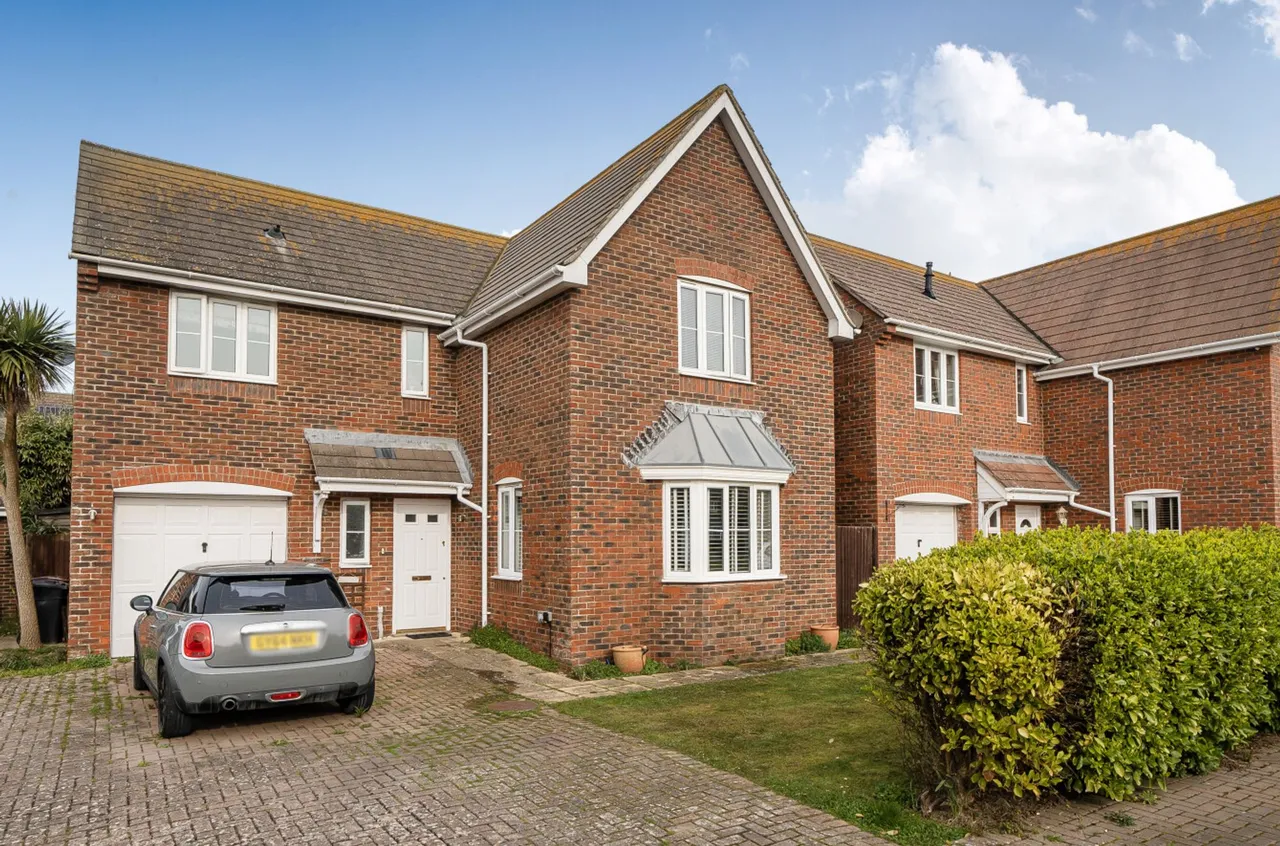 4 bed property for sale, Mere Close, Bracklesham Bay, PO20