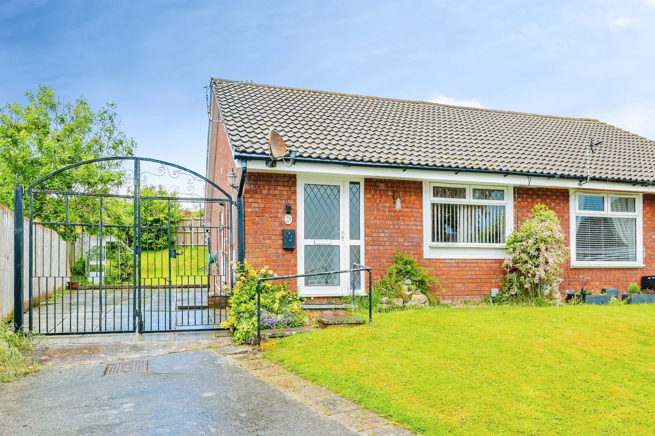 2 bed house for sale — Hazeldene Avenue, Bridgend