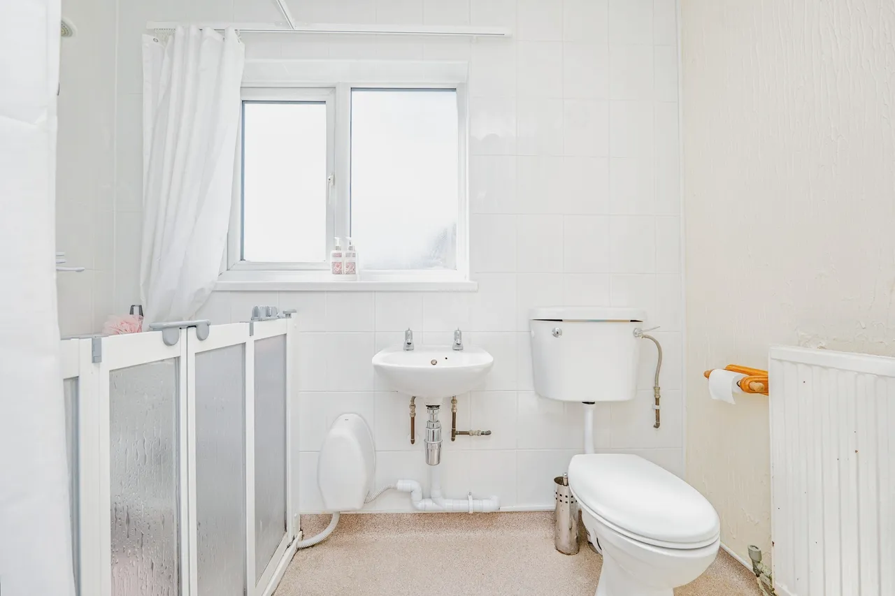 Hazeldene Avenue, Bridgend, photo 9