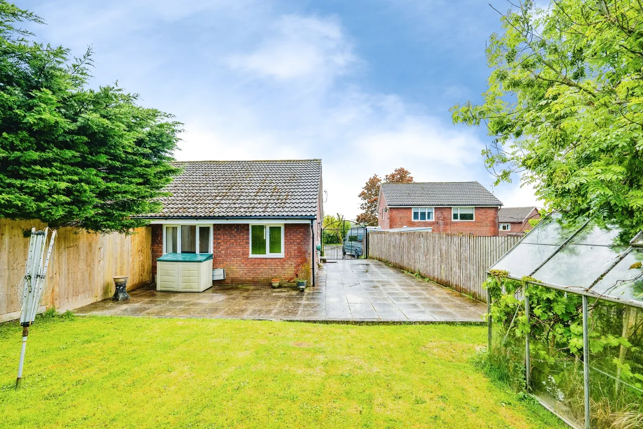 Hazeldene Avenue, Bridgend, photo 12