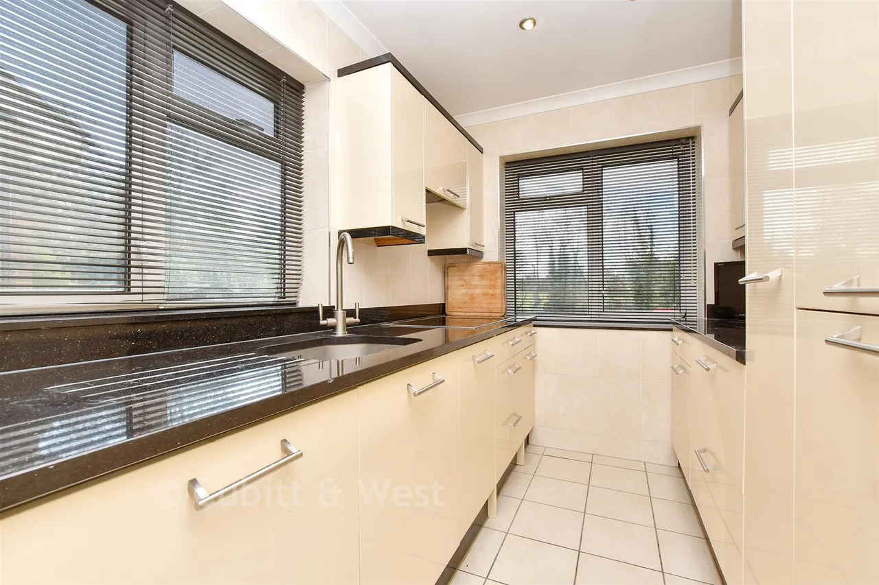 Castleton Close, Banstead, SM7, photo 2