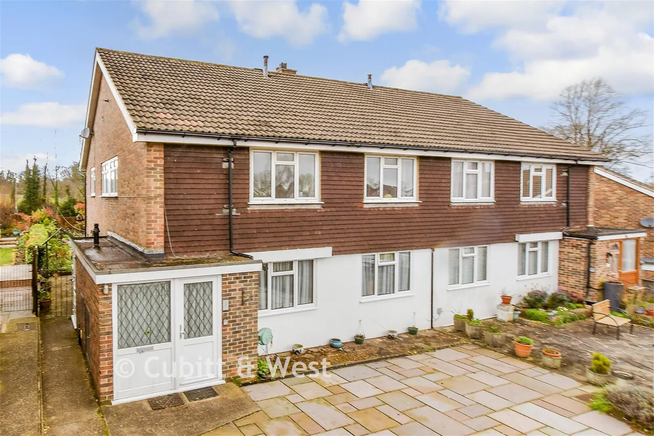 2 bed flat for sale, Castleton Close, Banstead, SM7