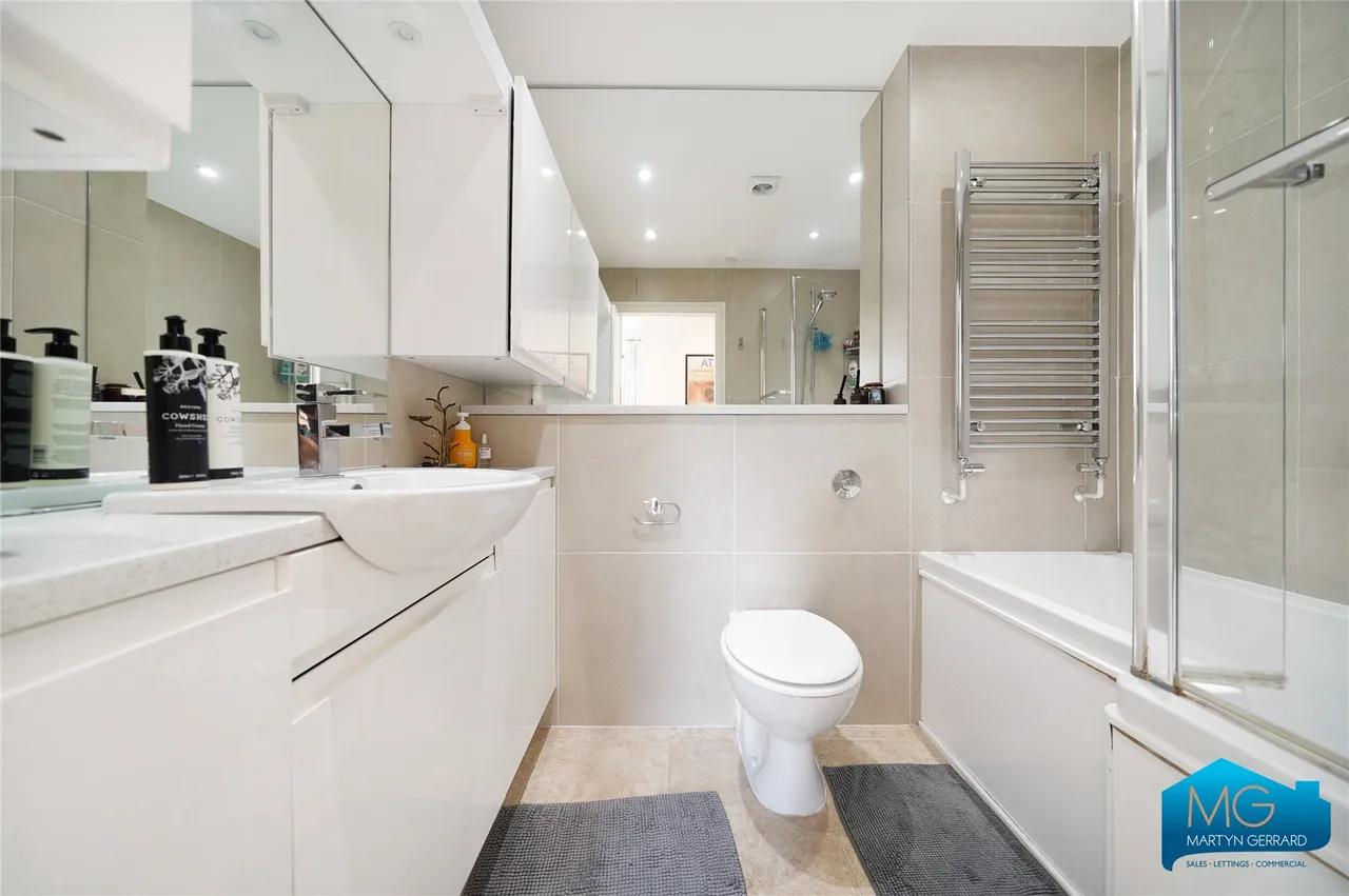 Henrietta Gardens, London, N21, photo 11