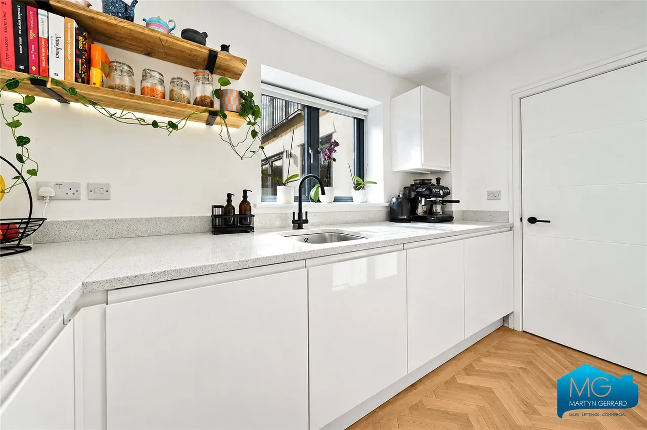Henrietta Gardens, London, N21, photo 5