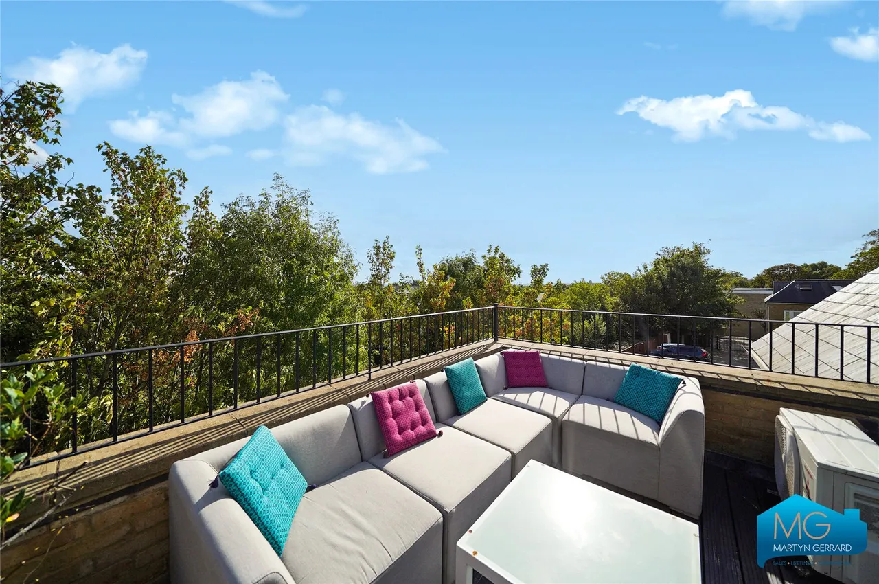 Henrietta Gardens, London, N21, photo 18