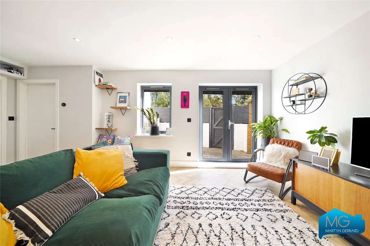 Henrietta Gardens, London, N21, photo 2