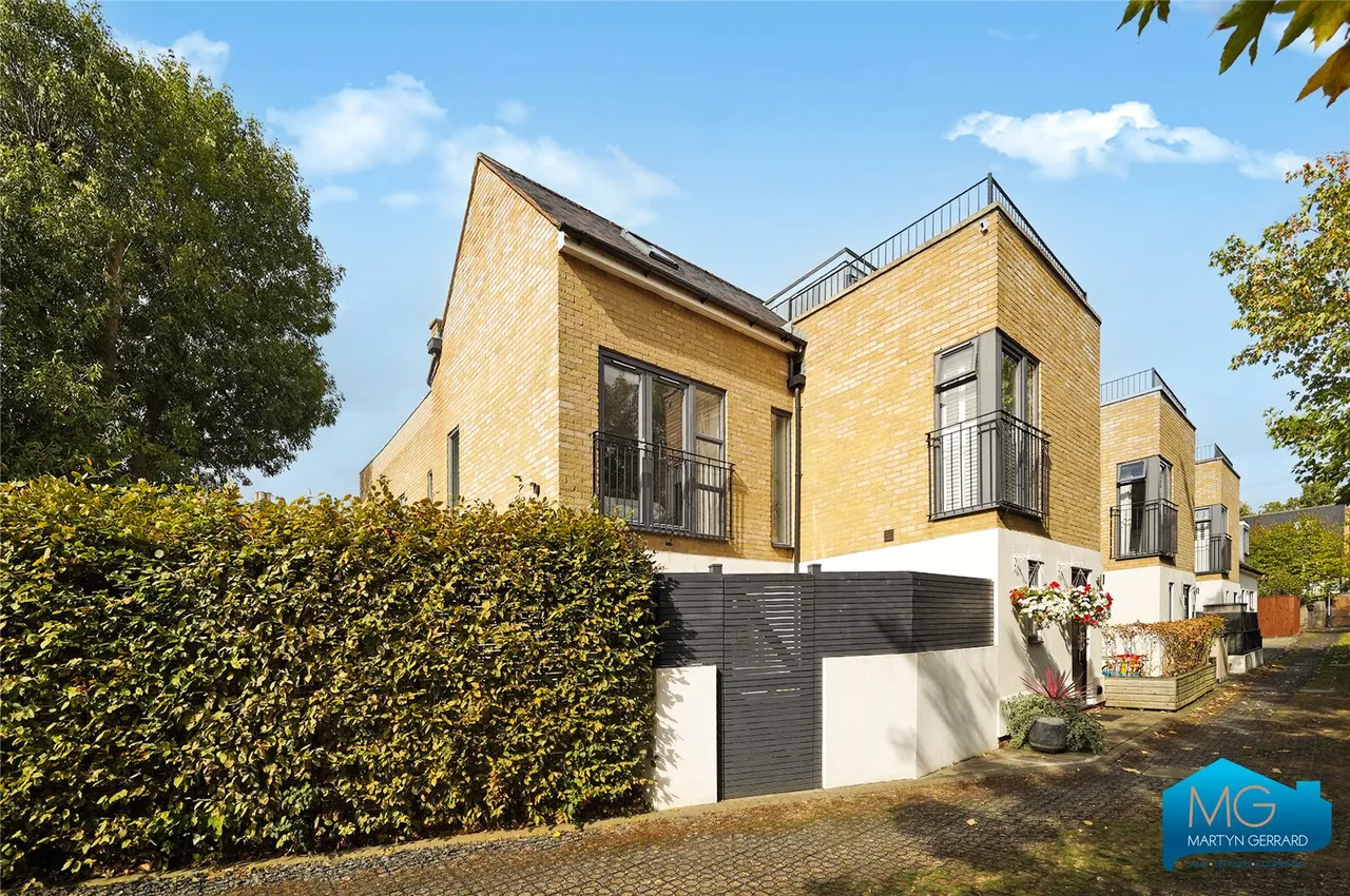 Henrietta Gardens, London, N21, photo 22