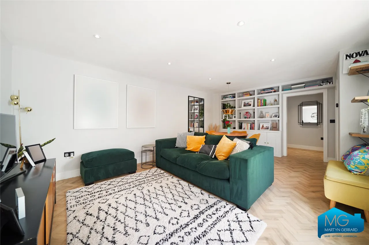 Henrietta Gardens, London, N21, photo 3