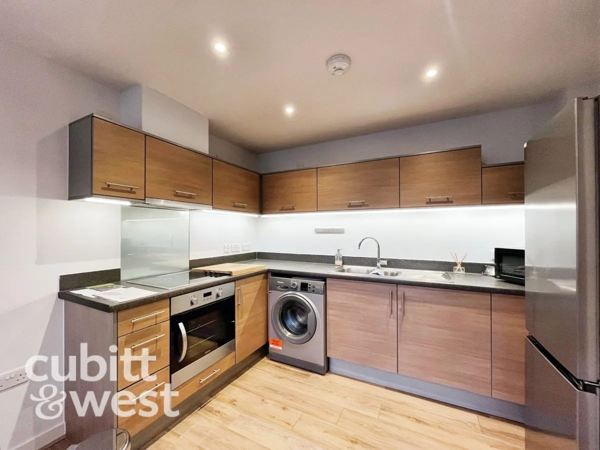 2 bed flat to rent, Cross Street, PO1