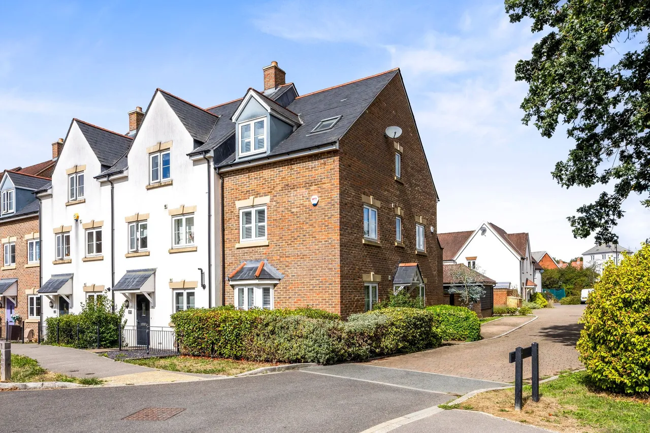 4 bed property for sale, Wells Croft, Broadbridge Heath, RH12