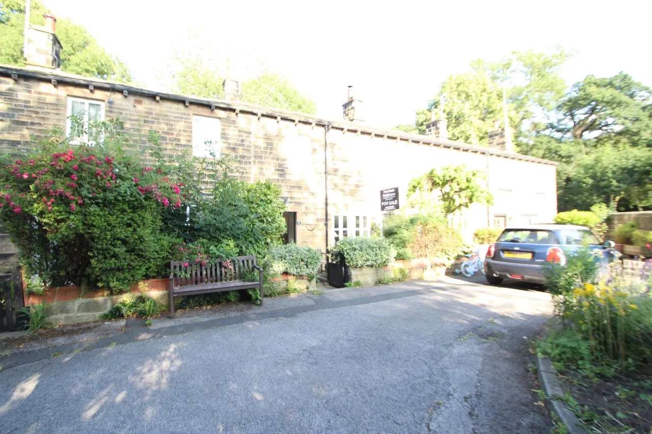 2 bed house to rent, Church Lane, Esholt, BD17