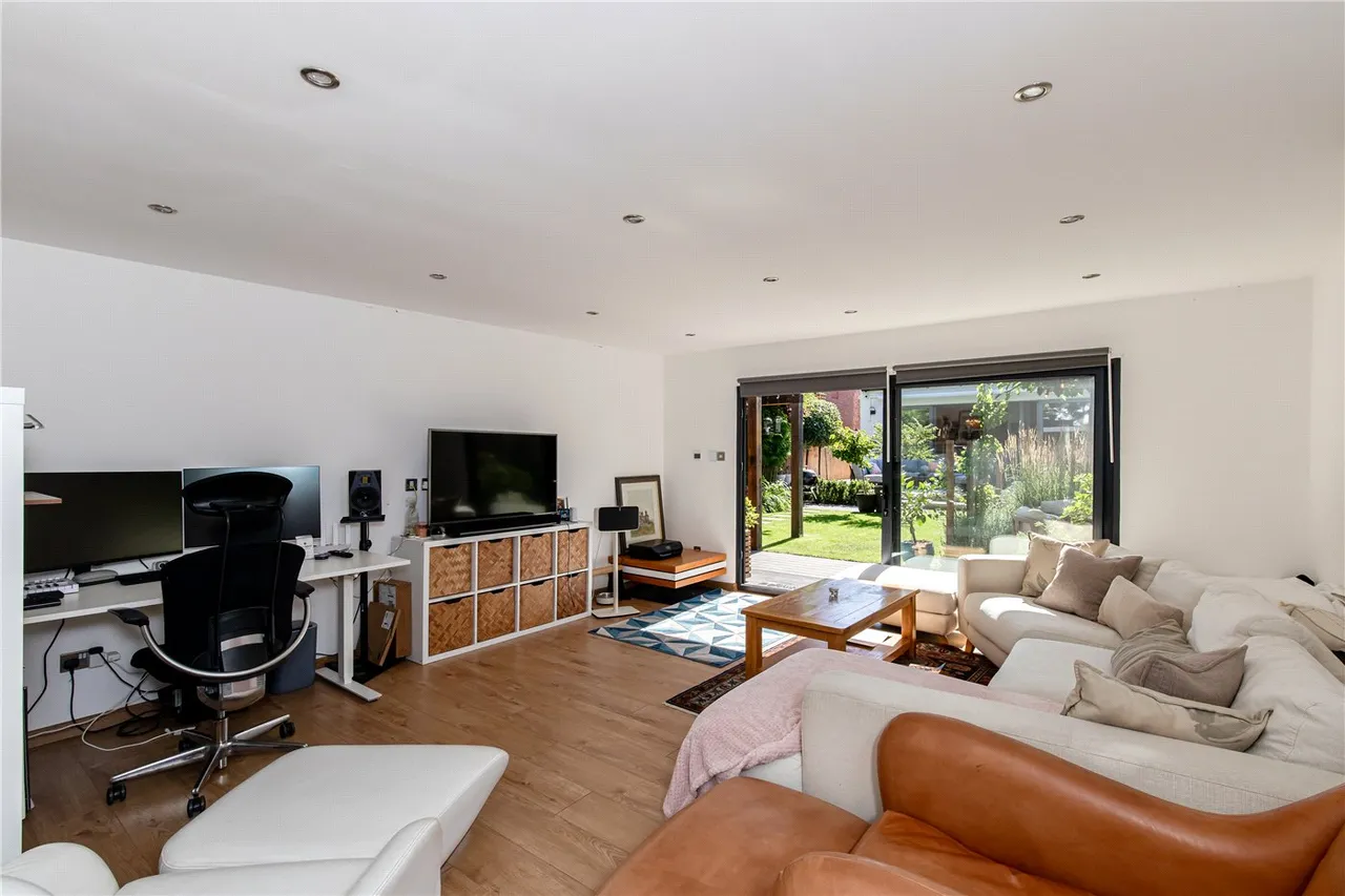Gunnersbury Avenue, London, W5, photo 9