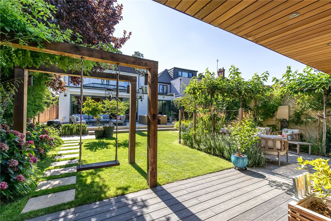 Gunnersbury Avenue, London, W5, photo 10