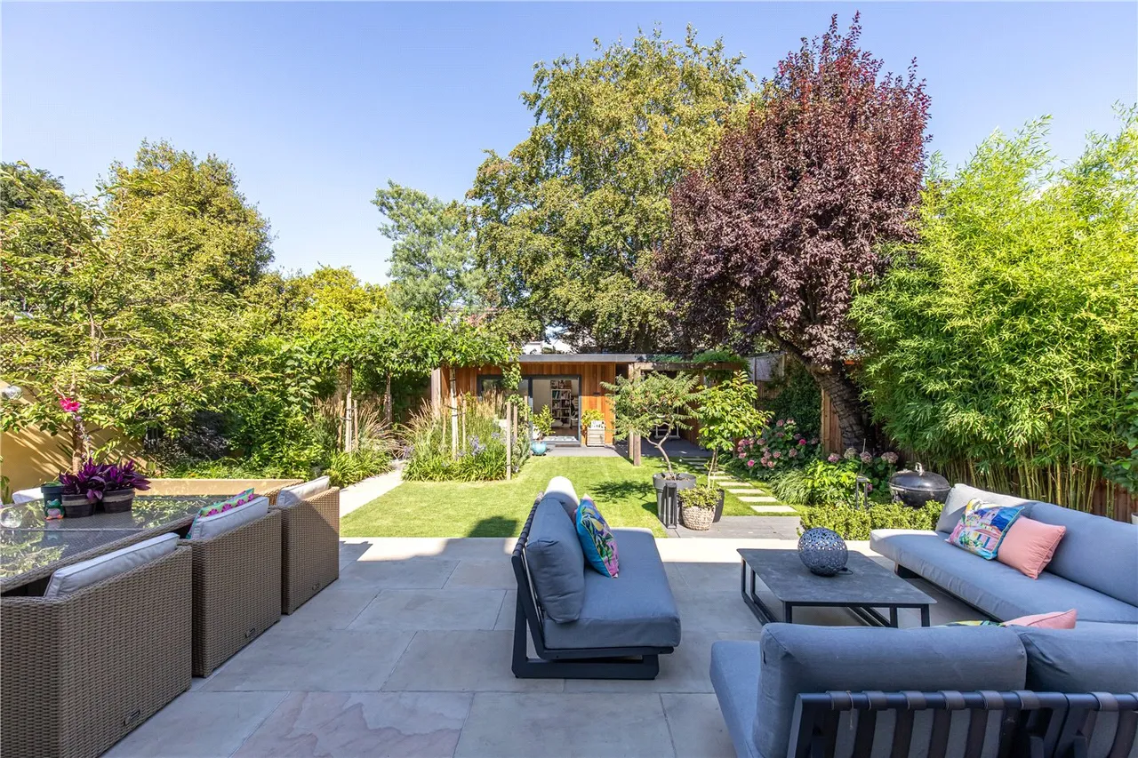 Gunnersbury Avenue, London, W5, photo 3