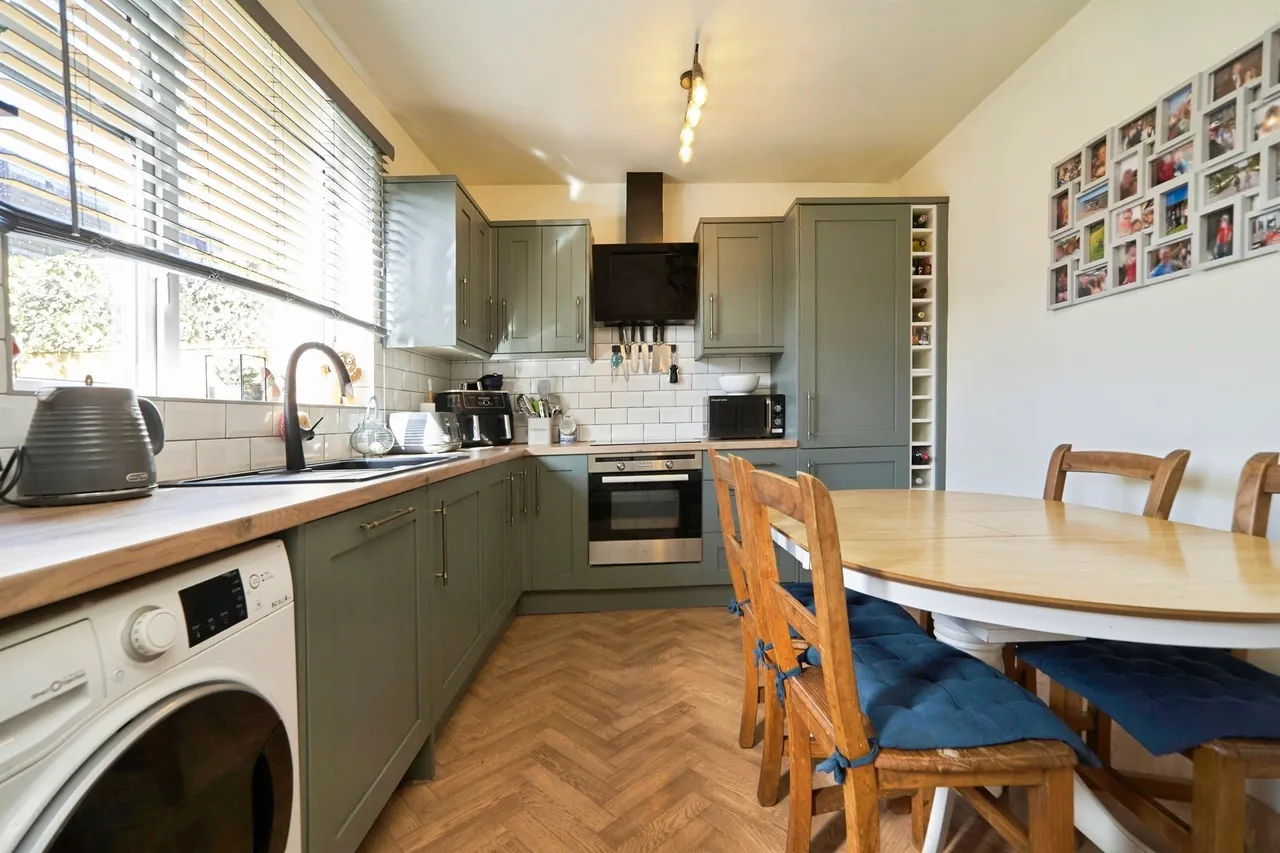 Low Ash Crescent, Shipley, photo 8