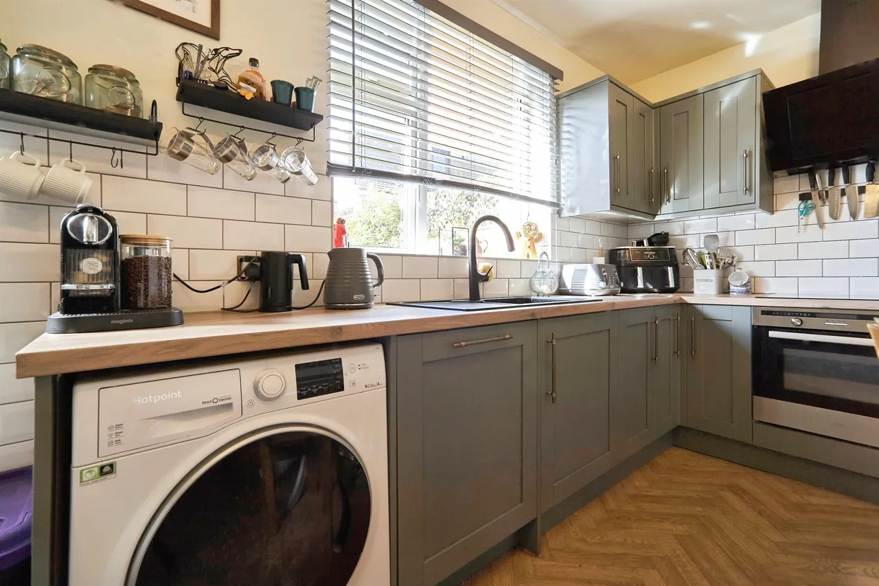 Low Ash Crescent, Shipley, photo 9