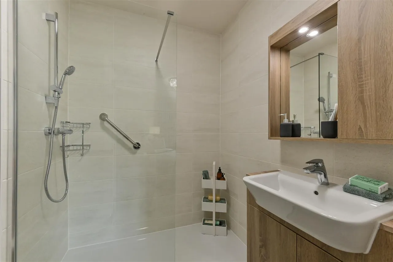 Victoria Road, Farnborough, GU14, photo 5