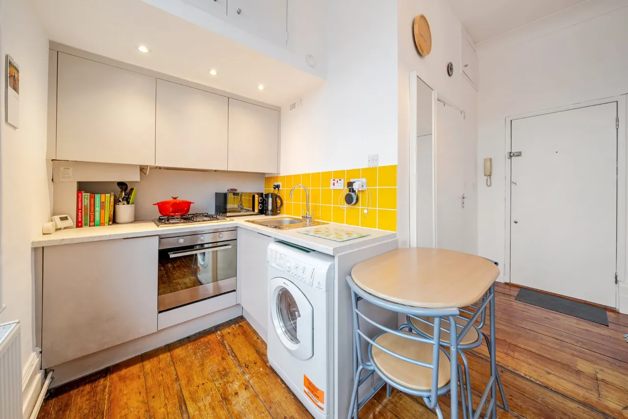 Balham High Road, London, SW17, photo 8