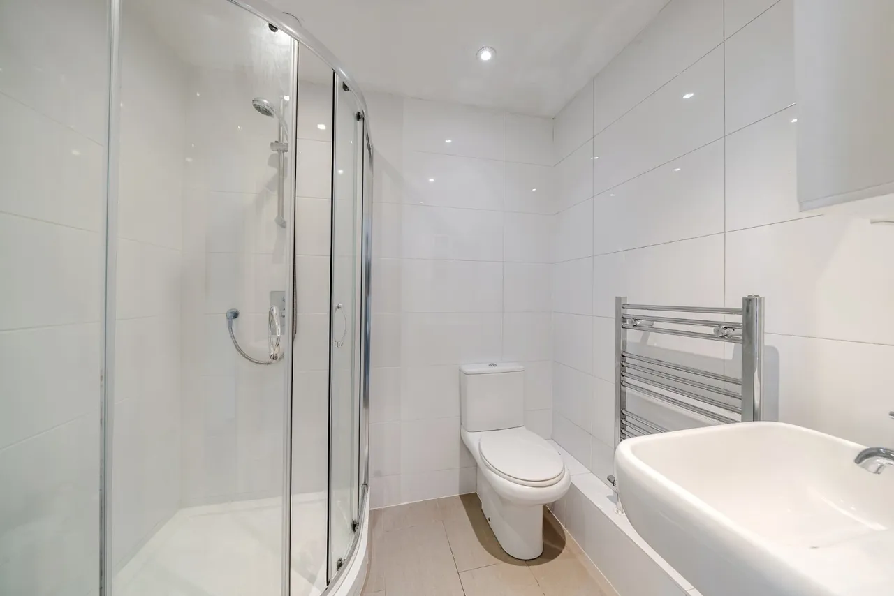 Balham High Road, London, SW17, photo 4