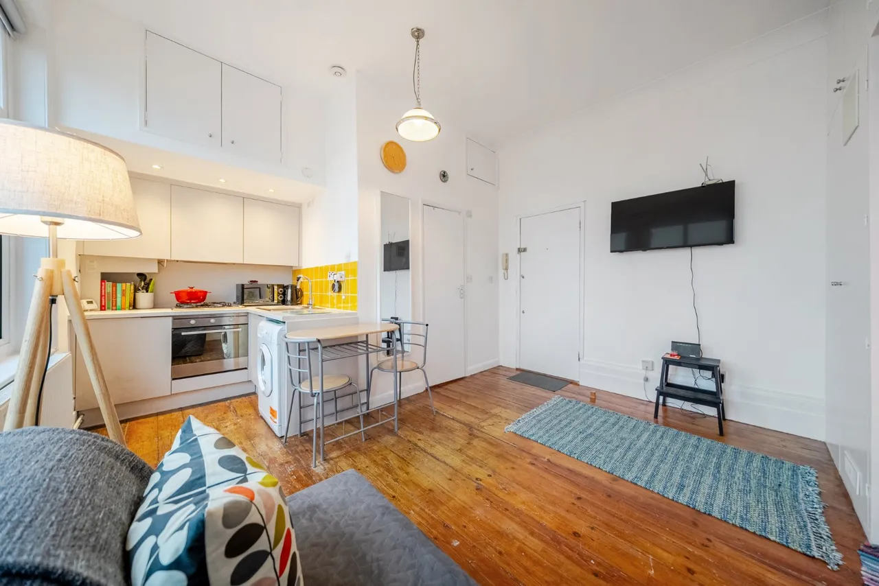 Balham High Road, London, SW17, photo 2