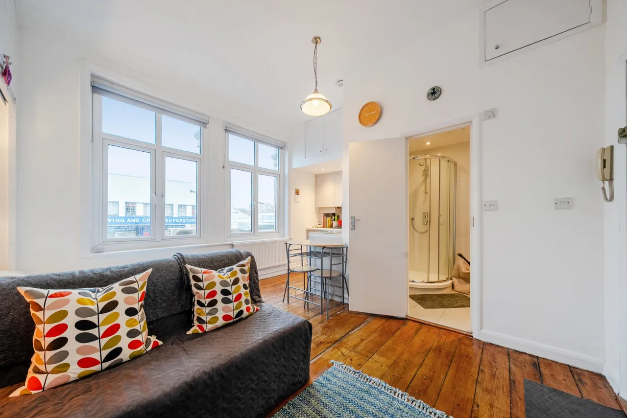 Balham High Road, London, SW17, photo 5