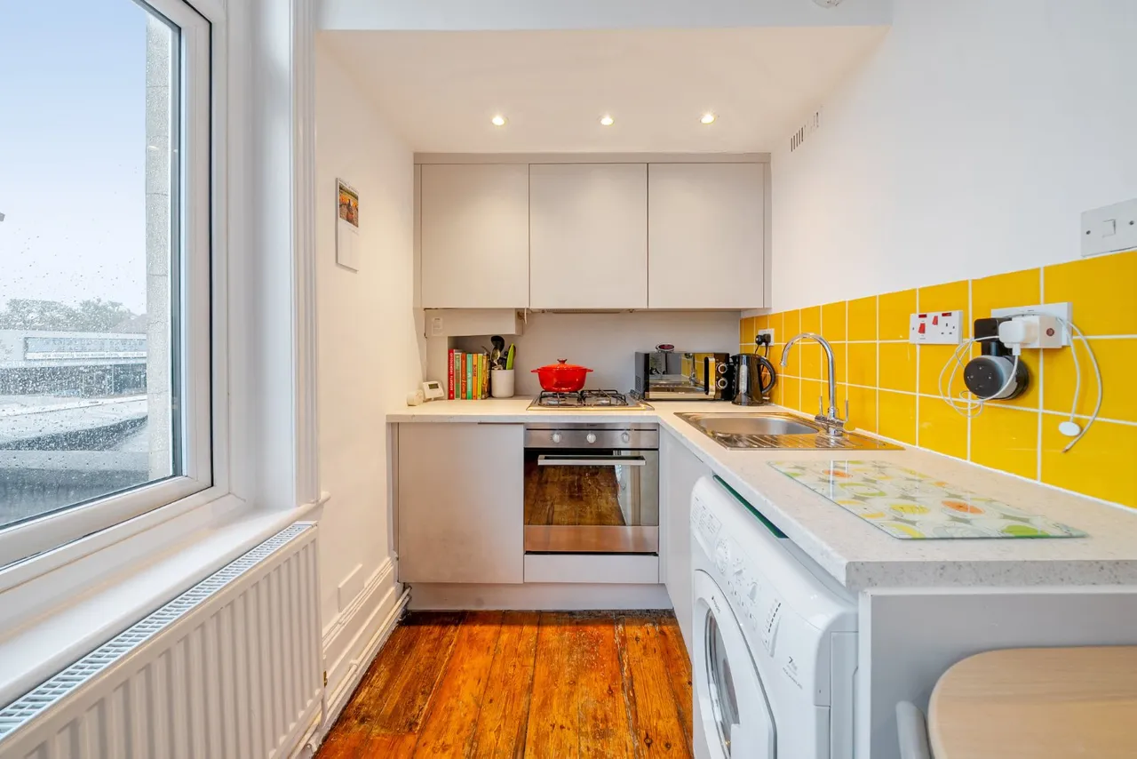 Balham High Road, London, SW17, photo 3