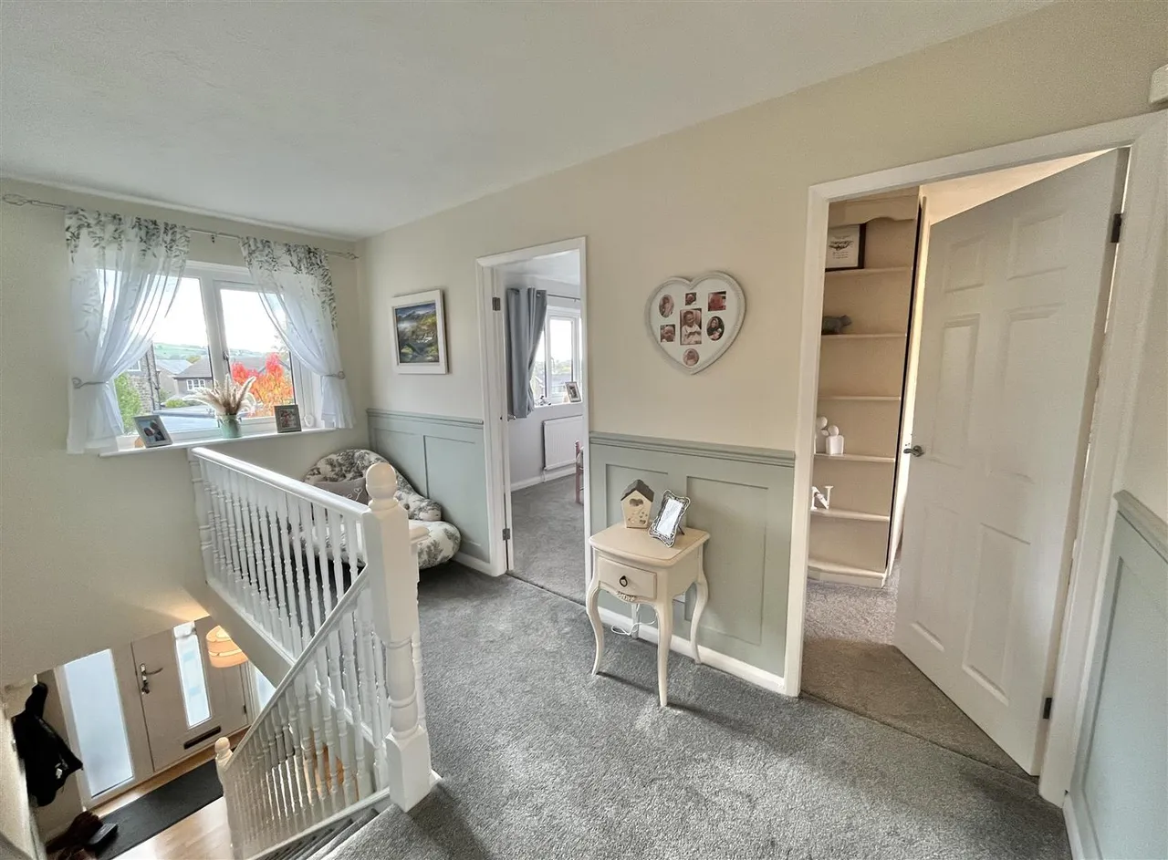 Meadowfield Close, Hadfield, SK13, photo 10