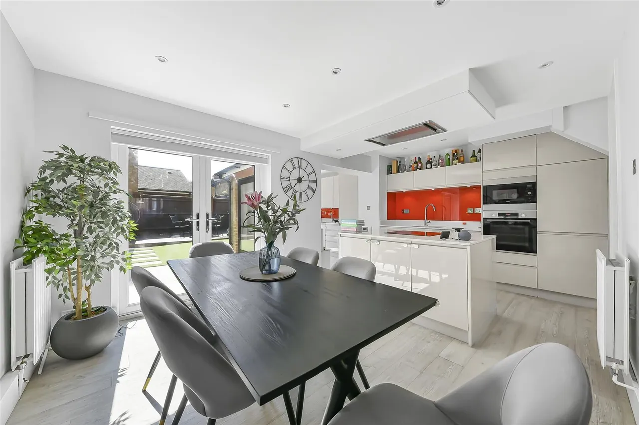 10 Surma Close, London, photo 3