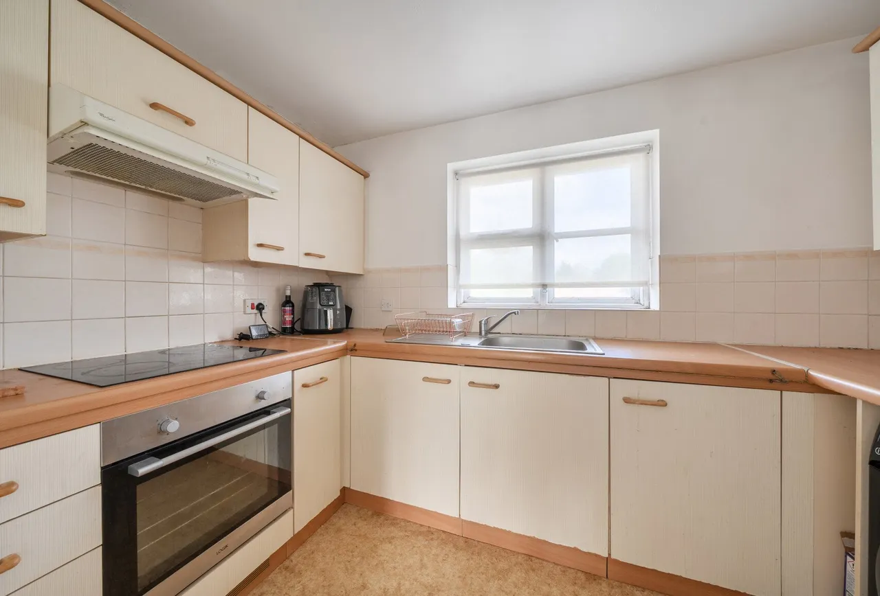 Staffords Place, Horley, RH6 9GY, photo 3