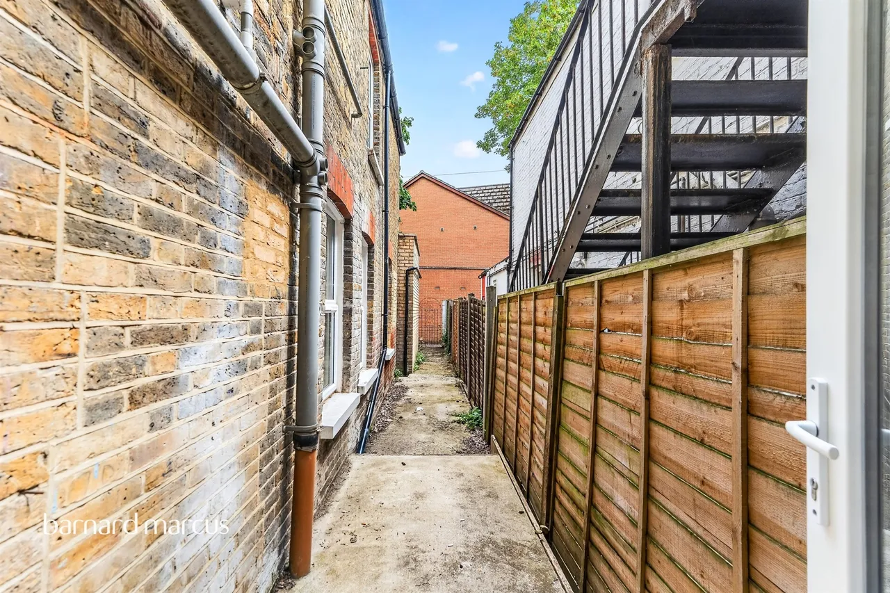Mitcham Lane, London, SW16, photo 16