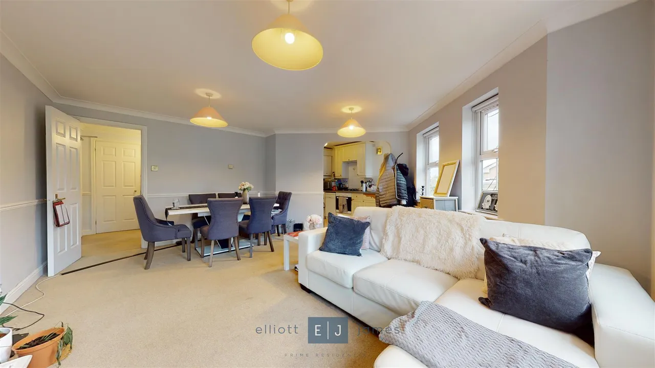 High Road, Woodford Green, photo 3
