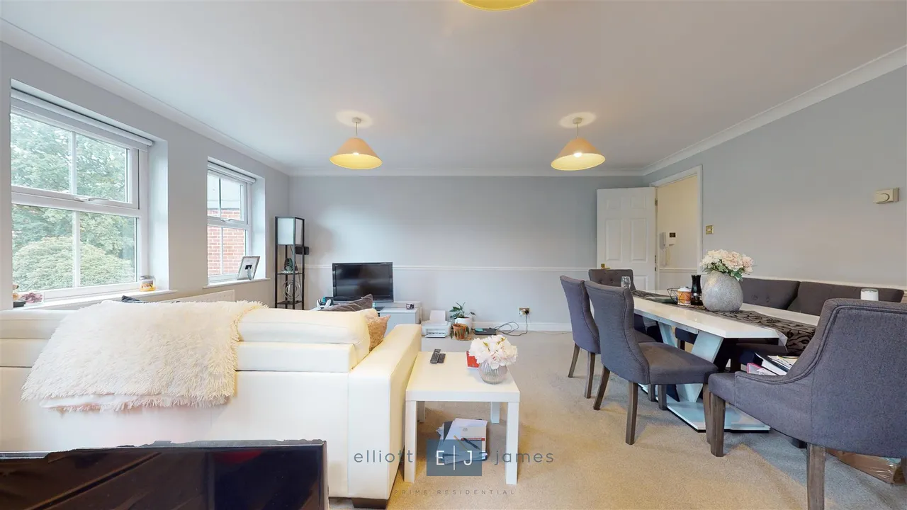 High Road, Woodford Green, photo 2