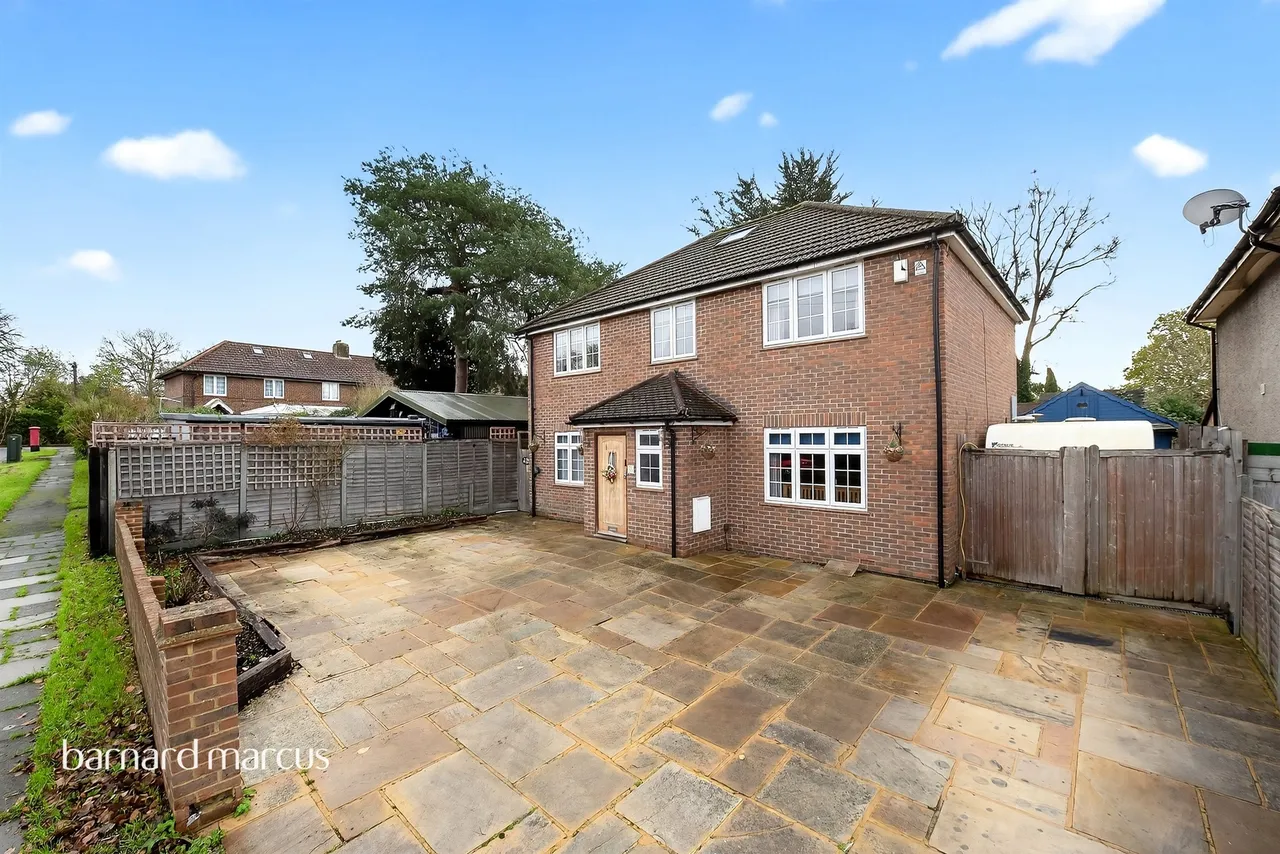 4 bed house for sale — Queens Way, Hanworth Park