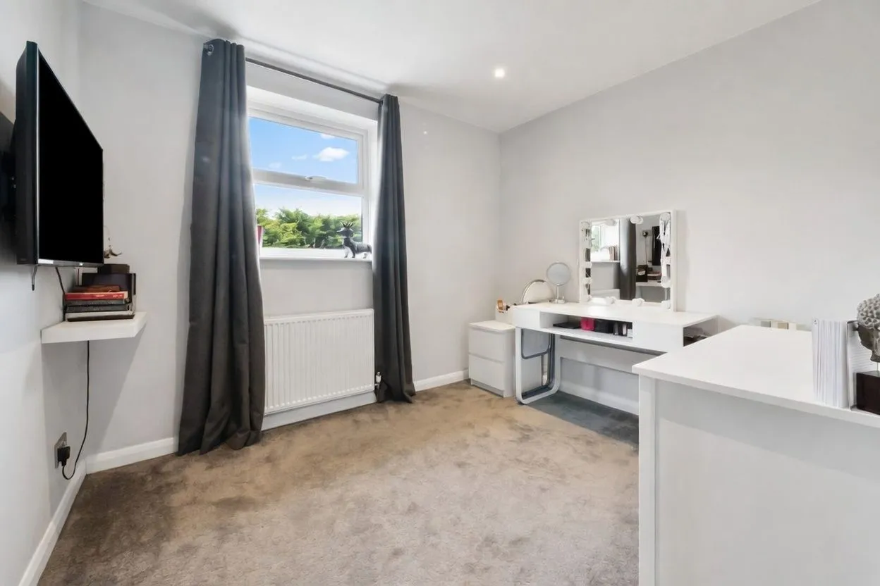 SqFt In A Sought After Position In Rainham Close, To Schools, photo 20