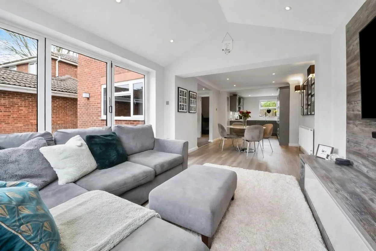 SqFt In A Sought After Position In Rainham Close, To Schools, photo 9