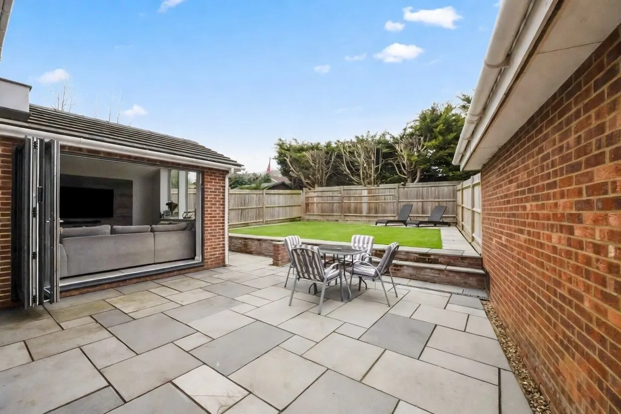 SqFt In A Sought After Position In Rainham Close, To Schools, photo 12