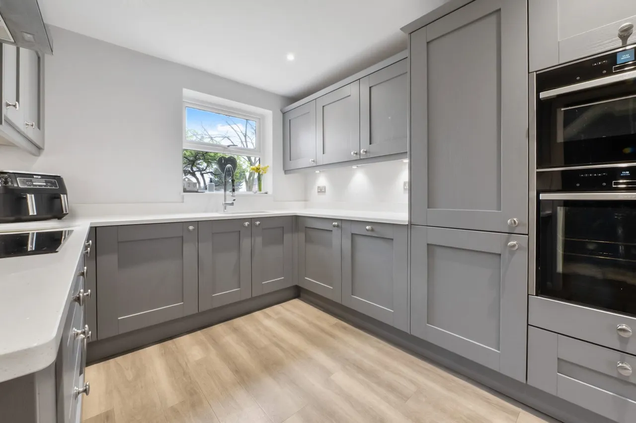 SqFt In A Sought After Position In Rainham Close, To Schools, photo 8