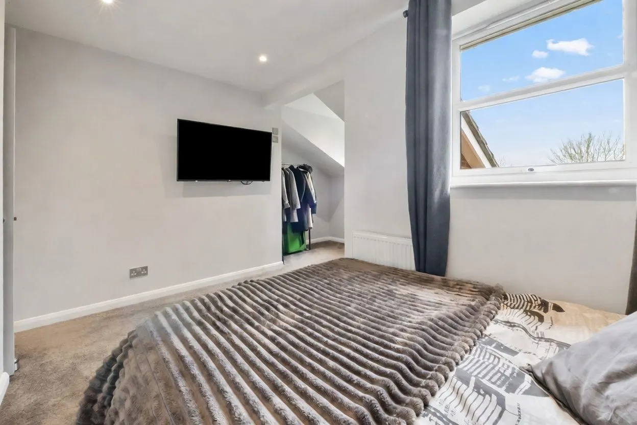 SqFt In A Sought After Position In Rainham Close, To Schools, photo 17