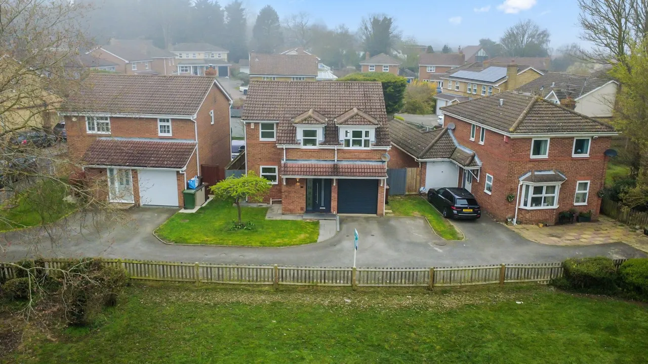 SqFt In A Sought After Position In Rainham Close, To Schools, photo 27