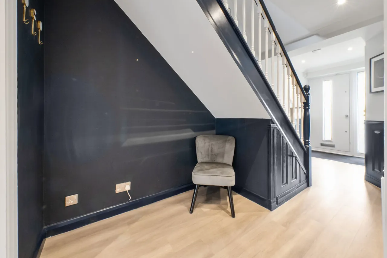 SqFt In A Sought After Position In Rainham Close, To Schools, photo 26