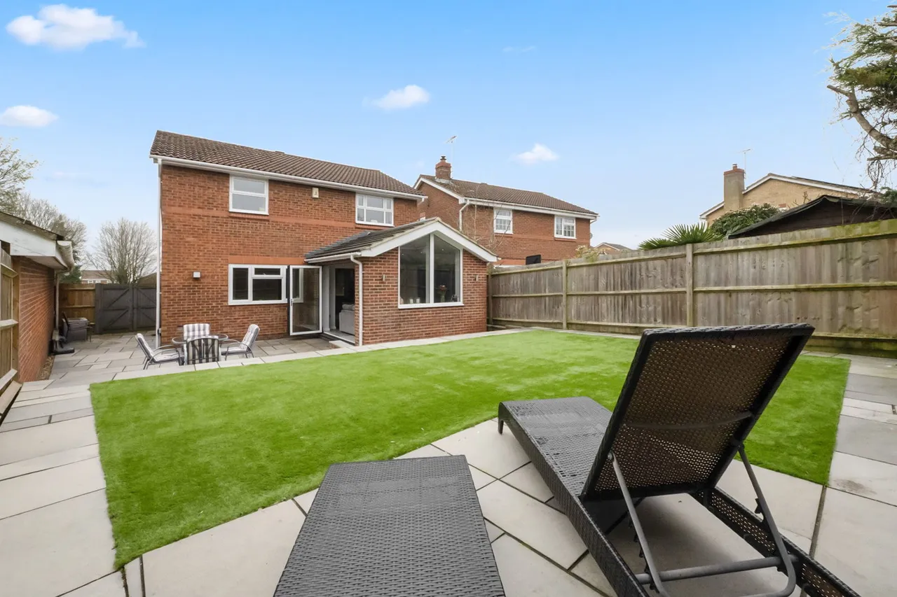 SqFt In A Sought After Position In Rainham Close, To Schools, photo 10