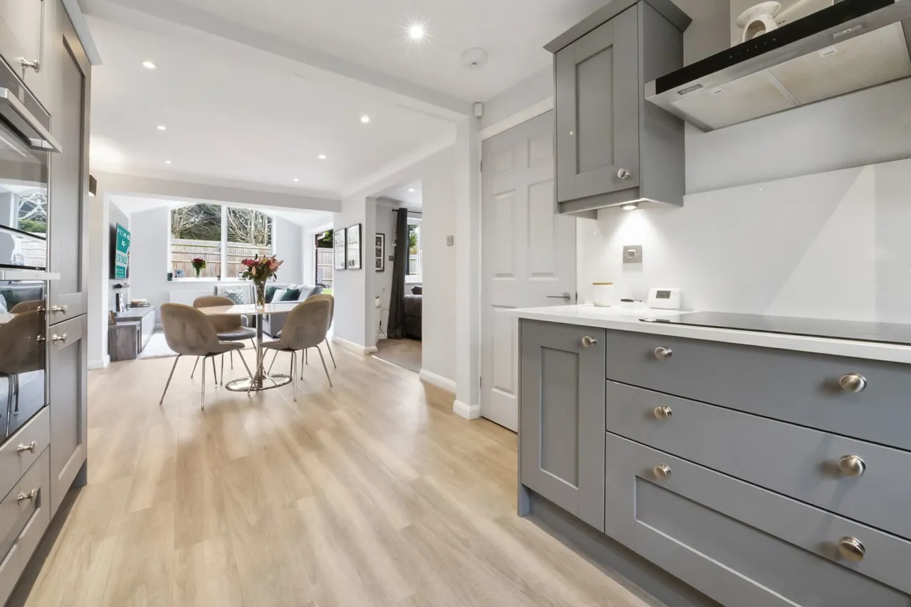 SqFt In A Sought After Position In Rainham Close, To Schools, photo 7