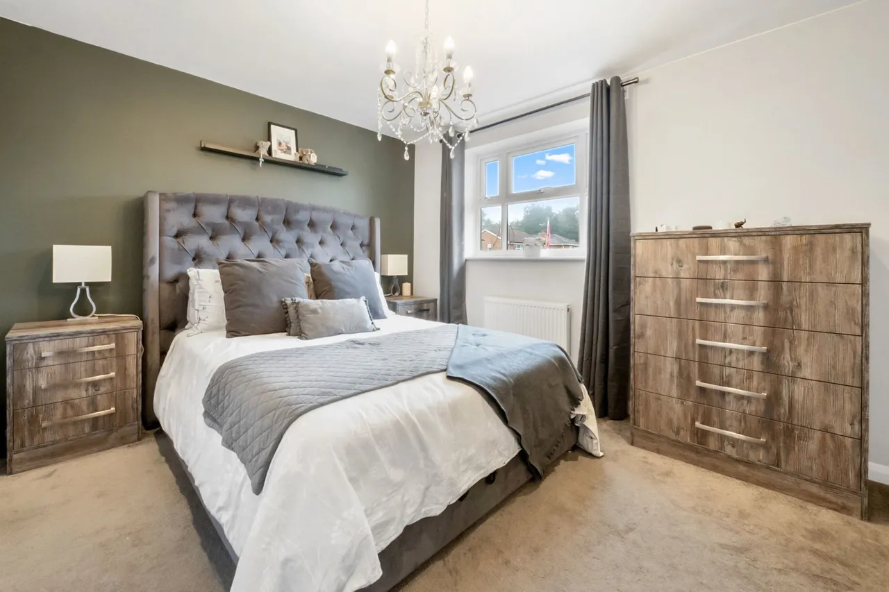 SqFt In A Sought After Position In Rainham Close, To Schools, photo 15